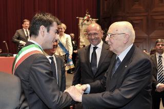 Il Presidente Giorgio Napolitano al termine del suo intervento al Teatro Lirico saluta il Sindaco