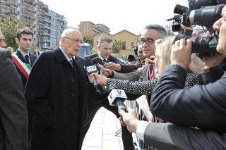 Il Presidente Giorgio Napolitano risponde alle domande dei giornalisti al suo arrivo al Teatro Lirico di Cagliari