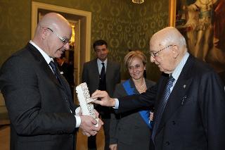 Il Presidente Giorgio Napolitano con la Dott.ssa Angela Maria Quaquero, Vice Presidente della Provincia di Cagliari mentre suona le pietre di Pinuccio Sciola