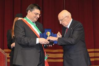 Il Presidente Giorgio Napolitano con il Dott. Gianfranco Ganau, Sindaco di Sassari, riceve il Candeliere d'Oro speciale straordinario della città in occasione del Convegno per le celebrazioni del 450° anniversario di Fondazione dell'ateneo e del 150° dell'Unità d'Italia