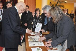 Il Presidente Giorgio Napolitano durante la presentazione dello speciale annullo filatelico dedicato al 450° anniversario di fondazione dell'Università degli Studi di Sassari