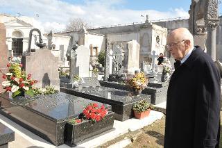 Il Presidente Giorgio Napolitano al cimitero di Sassari, sosta davanti alla lapide del Presidente Cossiga