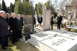 Il Presidente Giorgio Napolitano al cimitero di Sassari, sosta davanti alla lapide del Presidente Segni