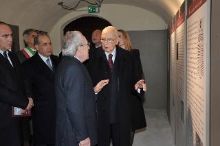 Il Presidente Giorgio Napolitano durante la visita alla mostra allestita in occasione delle celebrazioni del 150° anniversario dell'Unità d'Italia illustrata dal prof. Aldo Accardo