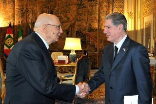 Il Presidente Giorgio Napolitano accoglie il Dott. Amin Gemayel nel suo studio al Quirinale