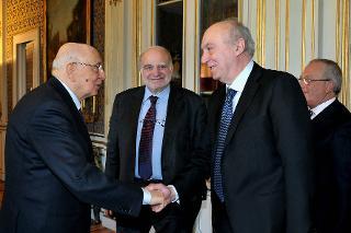 Il Presidente Giorgio Napolitano con Gian Guido Folloni, componente del movimernto &quot;La Rosa per l'Italia - Libertà e Solidarietà&quot;