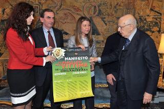 Il Presidente Giorgio Napolitano con alcuni familiari delle vittime delle mafie nel corso dell'incontro con Don Luigi Ciotti, Presidente di &quot;Libera. Associazioni, nomi e numeri contro le mafie&quot;