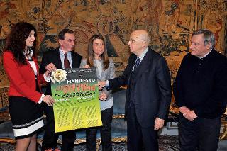 Il Presidente Giorgio Napolitano con Don Luigi Ciotti, Presidente di &quot;Libera. Associazioni, nomi e numeri contro le mafie&quot; e alcuni familiari delle vittime delle mafie.