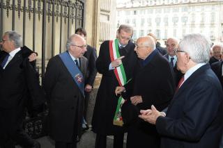 Il Presidente Giorgio Napolitano accolto dal Presidente della Provincia, Antonio Saitta e dal Sindaco di Torino, Piero Fassino, al suo arrivo a Torino in occasione del convegno dal titolo &quot;La magistratura ordinaria nella storia dell'Italia Unita&quot;