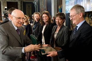 Il Presidente Giorgio Napolitano consegna le onorificenze di Grande Ufficiale dell'OMRI al Prof. Maurizio Ferrera, inisgnito in occasione della celebrazione della Festa della Donna