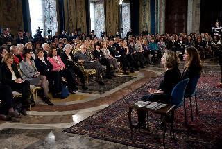 Il Presidente Giorgio Napolitano assiste ad una rappresentazione da parte di Isabella Ragonese e Lunetta Savino, in occasione della celebrazione della Giornata Internazionale della Donna