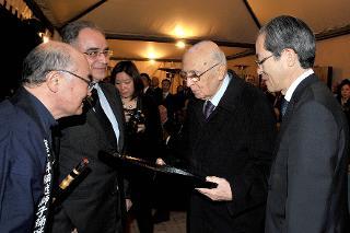 Il Presidente Giorgio Napolitano riceve una stampa da parte del gruppo di danza folkloristica della città di Tohno