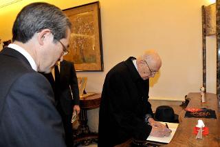 Il Presidente Giorgio Napolitano firma l'albo d'onore alla sede della residenza dell'ambasciatore del Giappone