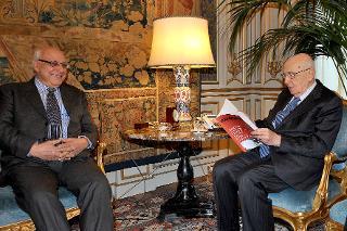 Il Presidente Giorgio Napolitano nel corso dell'incontro con l'On. Gennaro Acquaviva, Presidente della Fondazione Socialismo