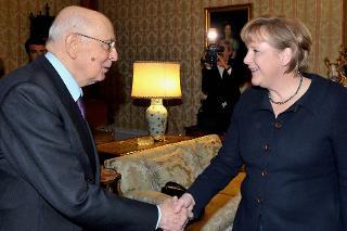 Il Presidente Giorgio Napolitano accoglie la Signora Angela Merkel, Cancelliere della Repubblica Federale di Germania, al Quirinale