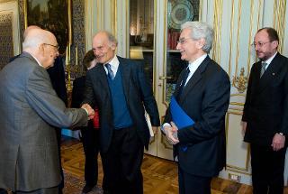 Il Presidente Giorgio Napolitano con Roberto Einaudi, Presidente Onoriario della "Fondazione Luigi Einaudi", in occasione della presentazione del progetto di una edizione nazionale delle opere di Luigi Einaudi