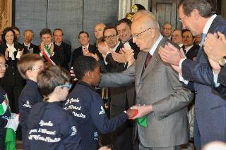 Il Presidente Giorgio Napolitano salutaalcuni bambini che hanno partecipato all'incontro &quot;Bilancio e significato delle celebrazioni per il 150° anniversario dell'Unità d'Italia&quot;