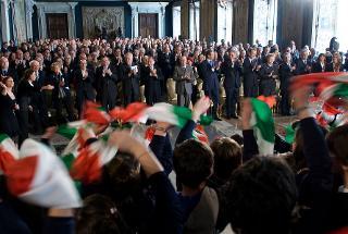 Il Presidente Giorgio Napolitano al termine dell'Inno Nazionale eseguito in occasione dell'incontro &quot;Bilancio e significato delle celebrazioni per il 150° anniversario dell'Unità d'Italia&quot; dal coro multietnico composto da alcuni studenti