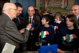 Il Presidente Giorgio Napolitano consegna le Medaglie del 150° anniversario a studenti e dirigenti di scuole che si sono distinte con i loro progetti didattici