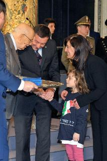 Il Presidente Giorgio Napolitano durante la consegna delle Medaglie del 150° anniversario dell'Unità d'Italia a studenti e a dirigenti di scuole distintesi con i loro progetti didattici