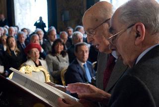 Il Presidente Giorgio Napolitano riceve da Giuliano Amato un volume sulla Storia d'Italia, edito dall'Enciclopedia Italiana Treccani