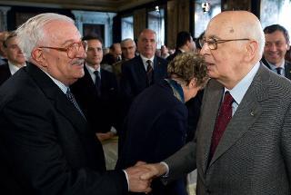Il Presidente Giorgio Napolitano saluta il Prof. Giuseppe Galasso, relatore all'incontro su &quot;Bilancio e significato delle celebrazioni del 150° anniversario dell'Unità d'Italia&quot;