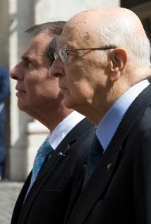 Il Presidente Giorgio Napolitano con il Presidente della Repubblica di Malta George Abela, durante l'esecuzione degli Inni nazionali