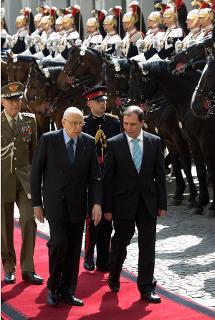 Il Presidente Giorgio Napolitano con il Presidente della Repubblica di Malta George Abela, passano in rassegna il Reparto del Reggimento Corazzieri schierato per gli onori militari