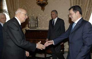 Il Presidente Giorgio Napolitano accoglie Romano Prodi, Presidente del Consiglio.