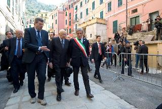Il Presidente Giorgio Napolitano con il Presidente della Regione Liguria Claudio Burlando e il Sindaco di Vernazza Vincenzo Resasco durante la visita a Vernazza