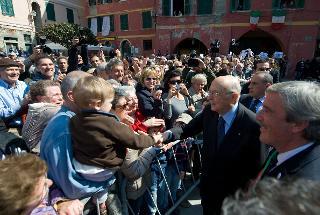 Il Presidente Giorgio Napolitano accolto dai cittadini di Vernazza al suo arrivo