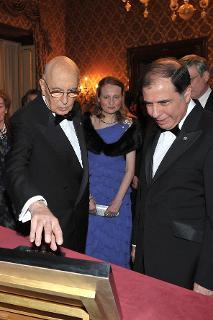 Il Presidente Giorgio Napolitano con George Abela, Presidente della Repubblica di Malta durante lo scambio dei doni