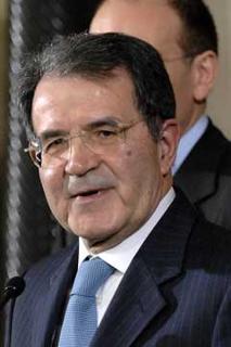 Il Presidente del Consiglio Romano Prodi nel corso dell'incontro con i giornalisti in sala stampa.