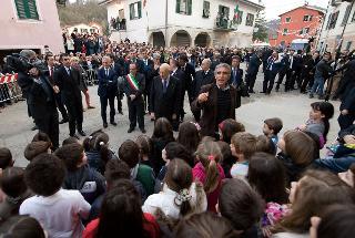 Il Presidente Giorgio Napolitano ascolta l'Inno intonato dai numerosi ragazzi che lo hanno accolto al suo arrivo a Borghetto di Vara