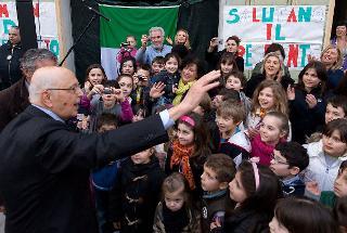 Il Presidente Giorgio Napolitano risponde al saluto dei ragazzi che lo hanno accolto al suo arrivo a Borghetto di Vara