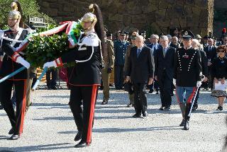 Il Presidente Giorgio Napolitano con il Ministro della Difesa Giampaolo Di Paola durante la deposizione di una corona d'alloro sulla lapide posta all'ingresso delle Cave Ardeatine