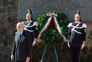 Il Presidente Giorgio Napolitano durante la deposizione di una corona d'alloro sulla lapide posta all'ingresso delle Cave Ardeatine