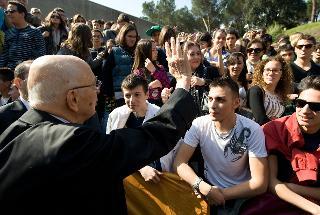 Il Presidente Giorgio Napolitano saluta gli studenti intervenuti alla cerimonia commemorativa del 68° anniversario dell'eccidio delle Fosse Ardeatine