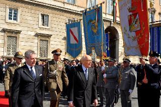 Il Presidente Giorgio Napolitano durante gli onori militari passa in rassegna il Reparto d'Onore schierato con Bandiera e Banda in occasione della celebrazione del 89° anniversario di fondazione dell'Aeronautica Militare
