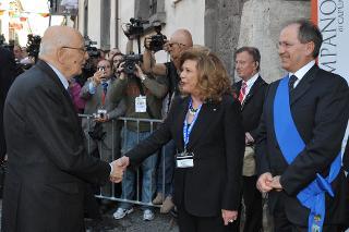 Il Presidente Giorgio Napolitano accolto dalla Dott.ssa Maria Luisa Nava, Direttore del Museo Provinciale Campano, in occasione della visita al Museo