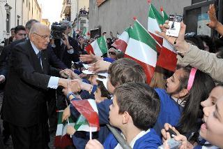 Il Presidente Giorgio Napolitano accolto dai bambini al suo arrivo al Museo Provinciale Campano