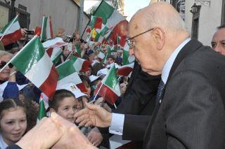 Il Presidente Giorgio Napolitano con i bambini all'uscita del Museo Provinciale Campano