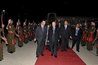 Il Presidente Giorgio Napolitano al suo arrivo all'Aeroporto Queen Alia di Amman accolto dal Ministro del Turismo e dell'Antichità del Regno Hascemita di Giordania, Nayef Al Fayez in occasione della visita ufficiale in Giordania