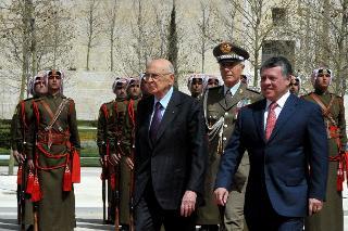 Il Presidente Giorgio Napolitano e il Re Abdallah II durante la rassegna militare in occasione della visita ufficiale nel Regno Hascemita di Giordania