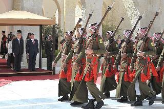 Il Presidente Giorgio Napolitano e il Re Abdallah II assistono allo sfilamento della Guardia d'Onore