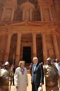 Il Presidente Giorgio Napolitano e la signora Clio durante la visita al sito archeologico di Petra