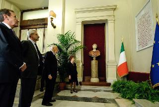 Il Presidente Giorgio Napolitano dinanzi alla targa ricordo dell'On. Pio La Torre, con il Presidente della Camera dei deputati Gianfranco Fini, Filippo La Torre figlio del Deputato e la Sig.ra Rosa Casanova, vedova di Rosario Di Salvo