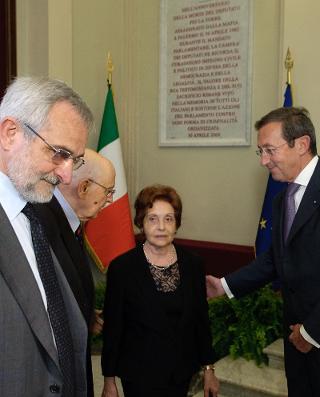 Il Presidente Giorgio Napolitano dinanzi alla targa ricordo dell'On. Pio La Torre, con il Presidente della Camera dei deputati Gianfranco Fini, la Sig.ra Rosa Casanova, vedova di Rosario Di Salvo e Filippo La Torre figlio del Deputato