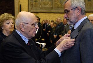 Il Presidente Giorgio Napolitano consegna una Medaglia d'Oro al Merito Civile alla Memoria dell'On. Pio La Torre al figlio Filippo La Torre