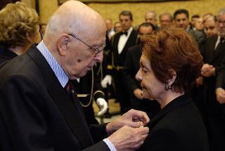 Il Presidente Giorgio Napolitano consegna una Medaglia d'Oro al Merito Civile alla Memoria di Rosario Di Salvo alla vedova Rosa Casanova